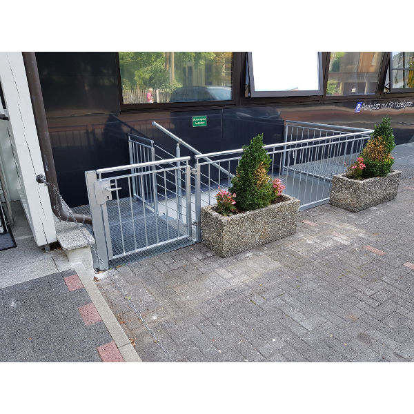 Referenz „Umbau einer Hotellobby“ der Firma E. Miller in Krailling, Würmtal aus dem Jahr 2018 in Haar – Außentreppe mit Geländer und Zugang